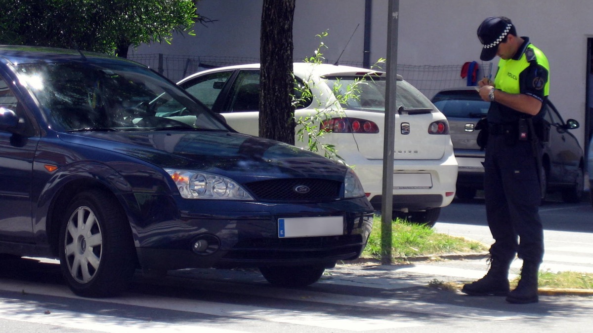Aparcar mal: lo que cuesta la multa, la grúa y qué hacer si te bloquean el coche