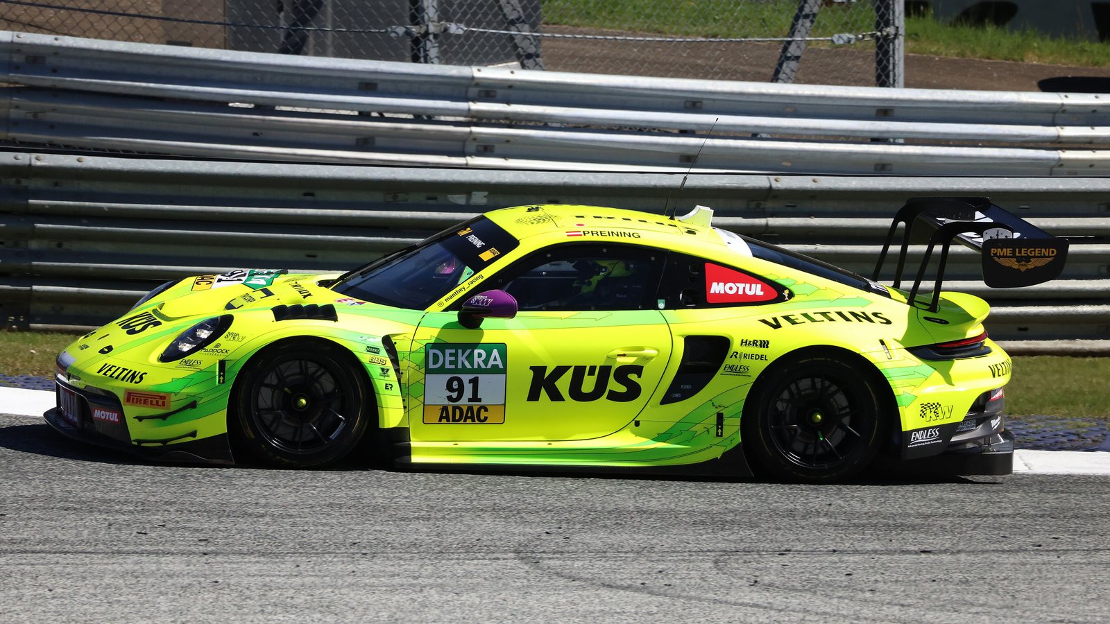 Porsche 911 GT3 R amarillo y verde con el número 91 en el circuito del Red Bull Ring