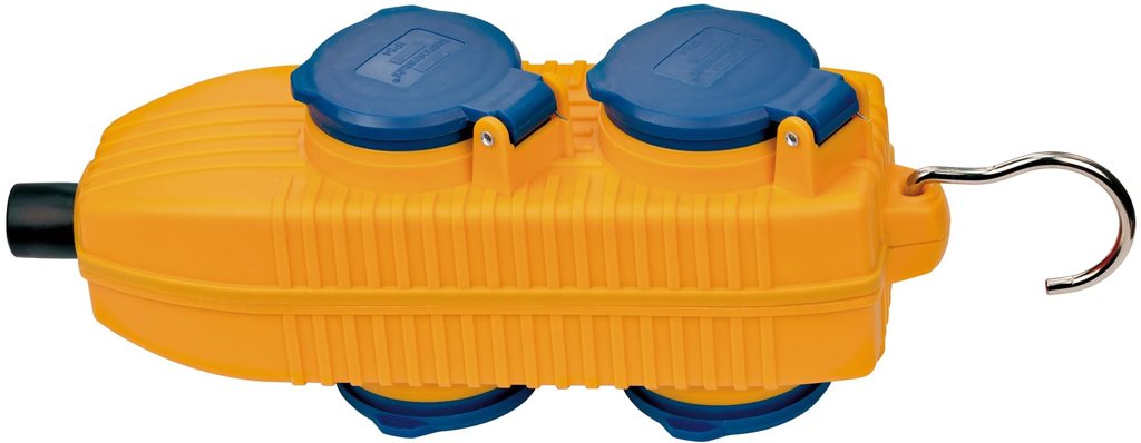Regleta impermeable de 4 tomas con protección IP54, ideal para taller