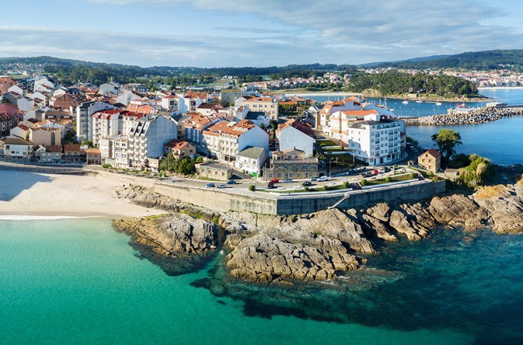 Escapada romántica a Rías Baixas con bombones y habitación decorada