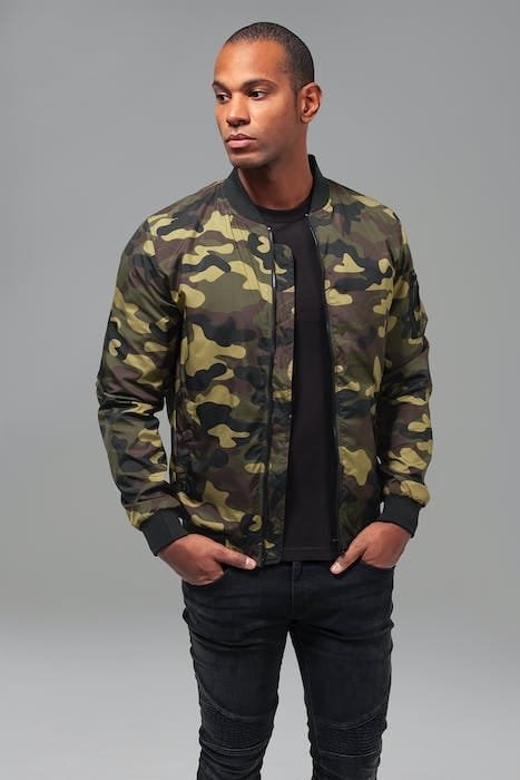 Chaqueta bomber camuflaje Urban Classics a precio de risa