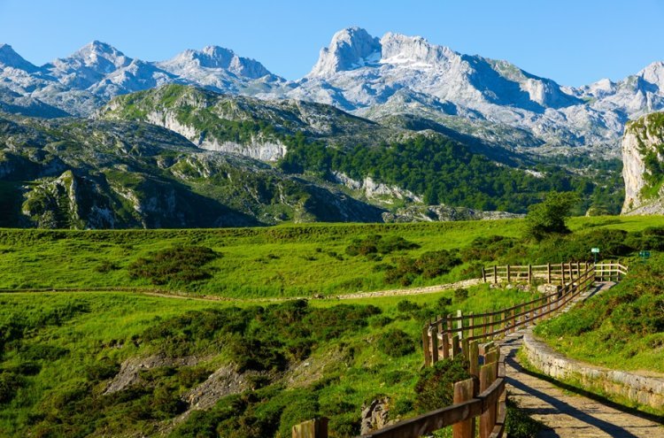 Escapada de ensueño en Santillana del Mar con media pensión por 19€