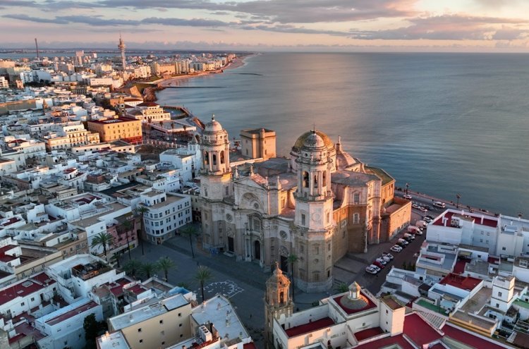 Sur de CÁDIZ en HOTEL 4*+DESAYUNO: escapada con sauna y baño turco incluido (37€/p Nov-dic y 39€ oct)
