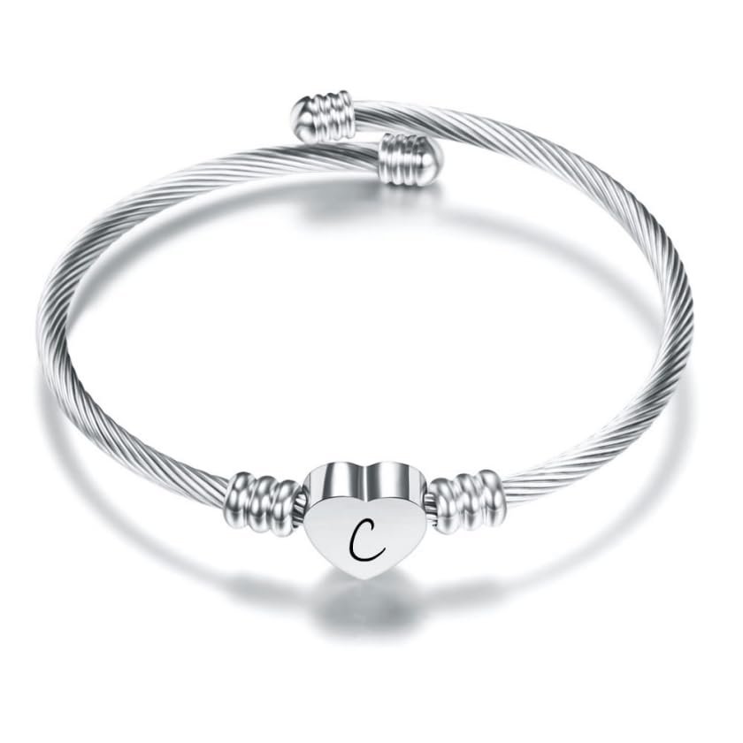Pulsera de plata con inicial y corazón: el detalle perfecto