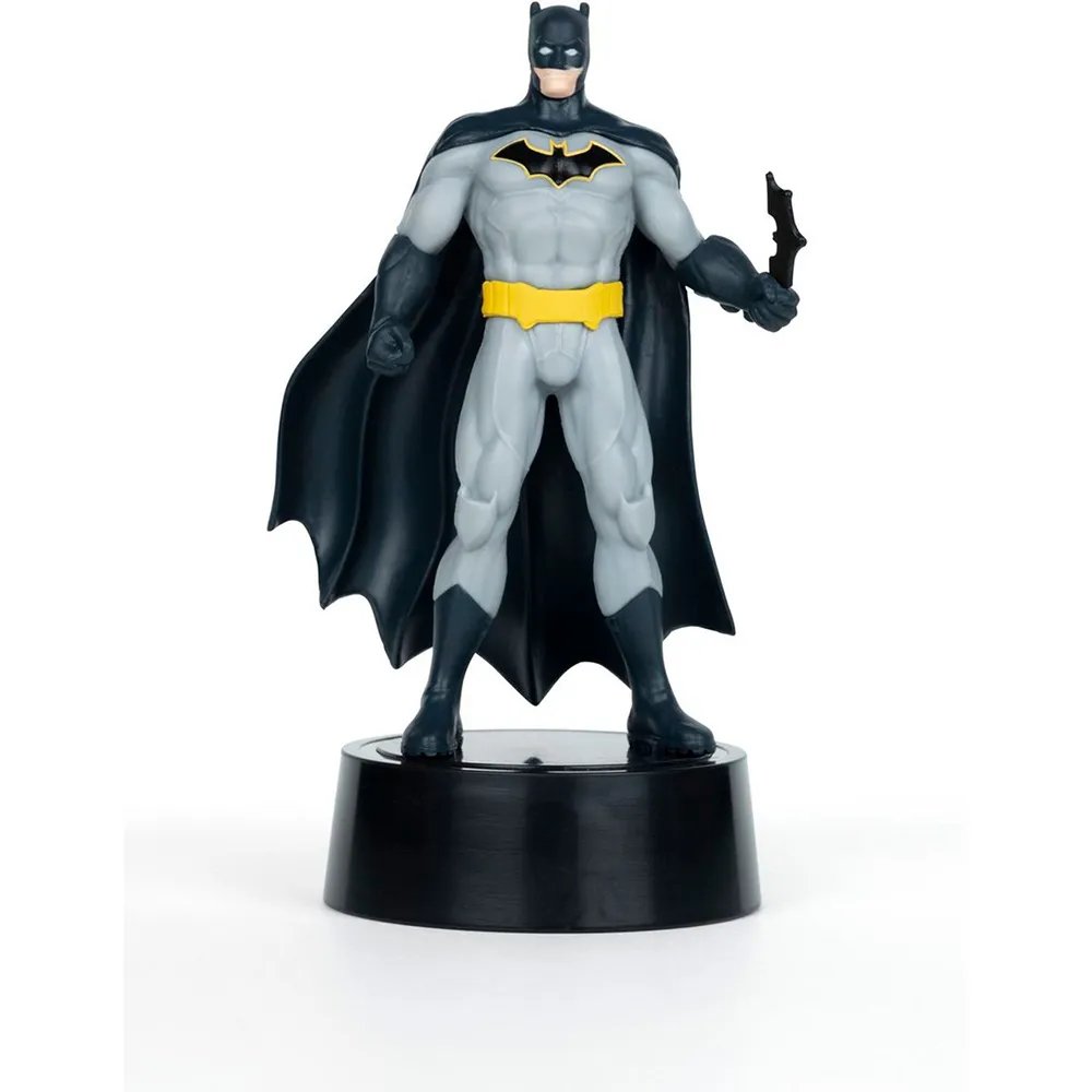 Batman iluminado: figura LED que destaca en tu estantería