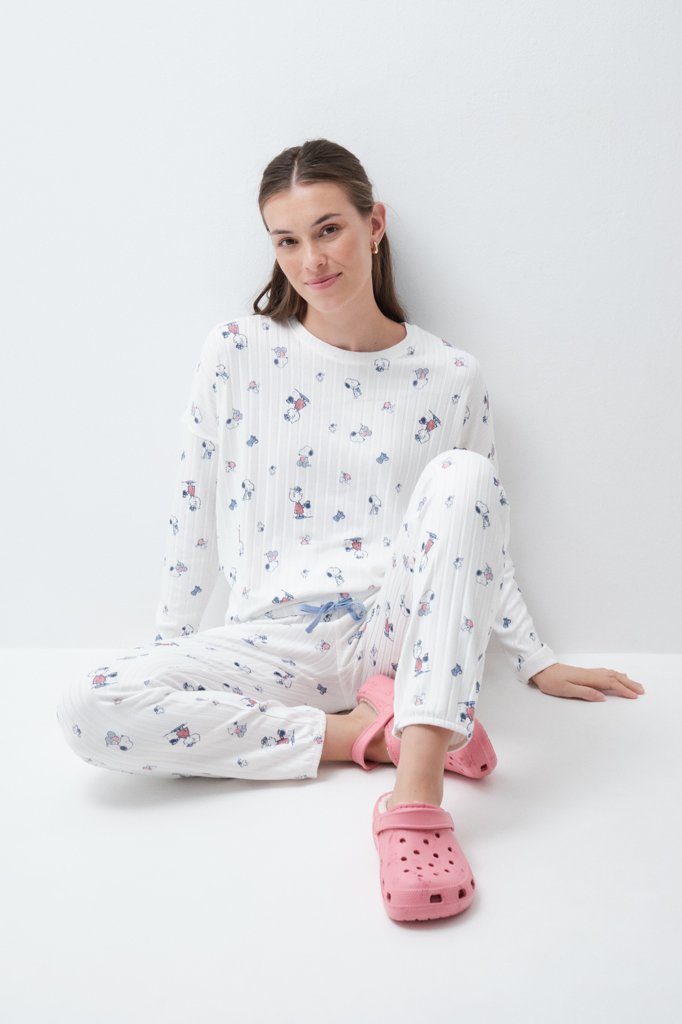 Pijama largo blanco con Snoopy: comodidad y estilo a precio de risa