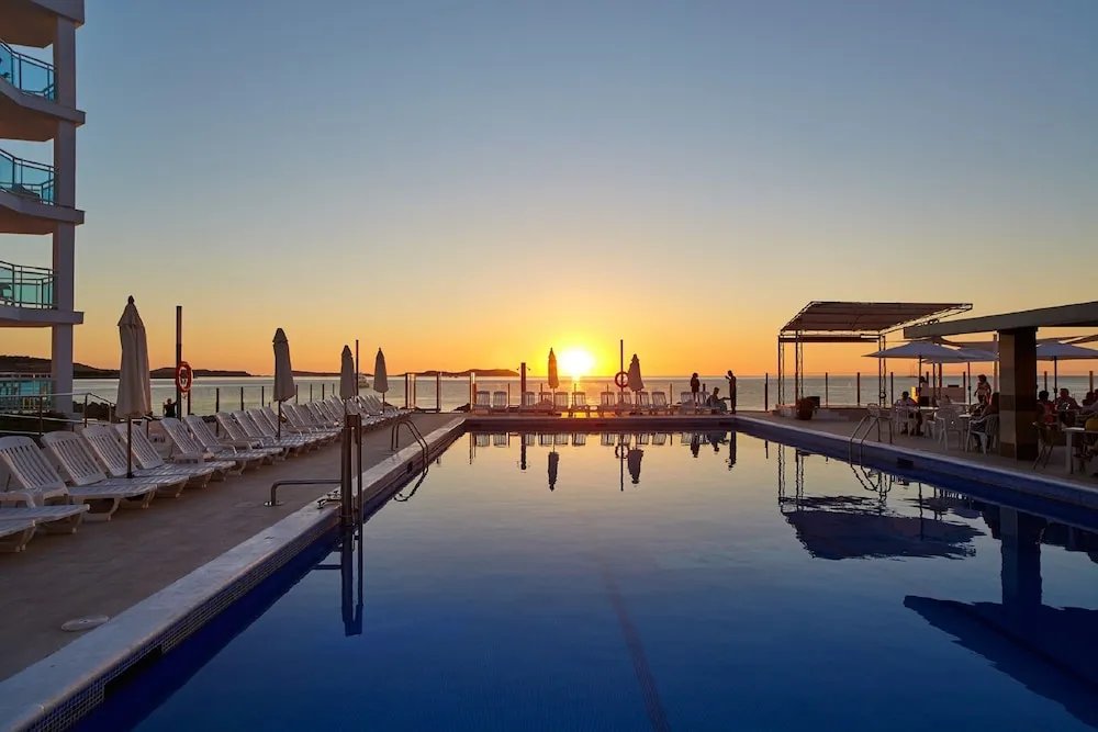 Escapada a Ibiza con ferry y apartahotel 3★ con vistas al mar