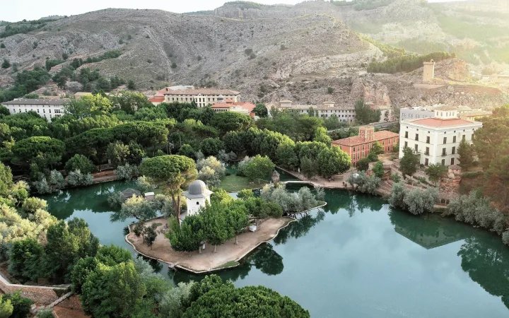 Escapada de otoño: Hotel 3★ con desayuno y lago termal en Alhama de Aragón