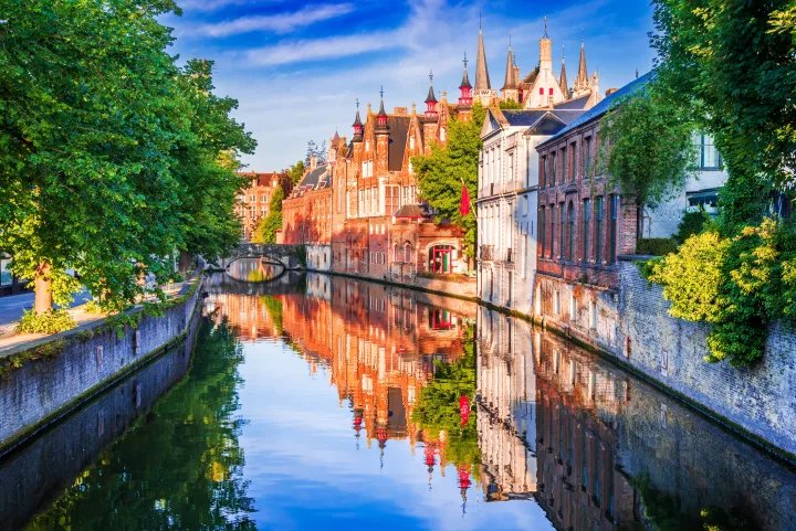 Escapada low cost a Brujas: vuelo y 2 noches en el centro