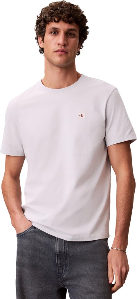 Camiseta Calvin Klein con logo Badge 30s a mitad de precio