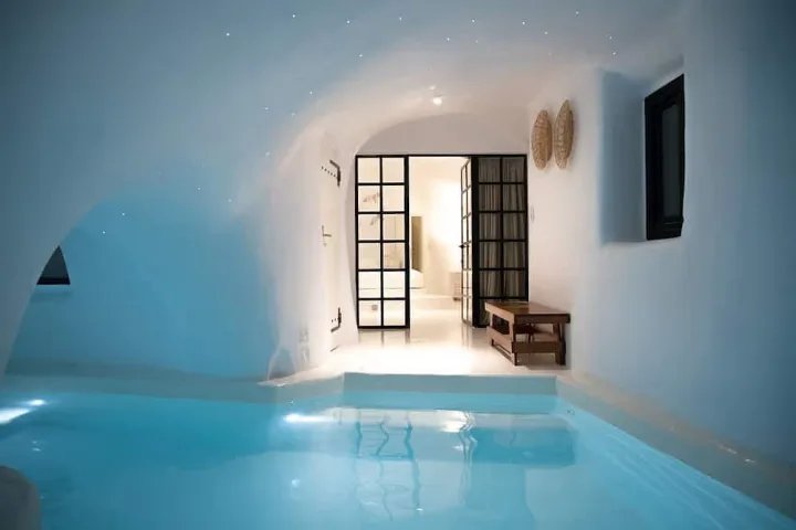 Escapada de lujo en una villa cueva con piscina privada en Santorini