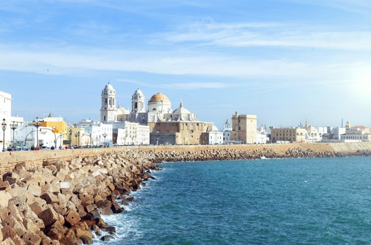 Escapada a Cádiz: hotel 3★ con desayuno y cena cerca de la playa