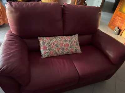 Sofá piel dos plazas burdeos