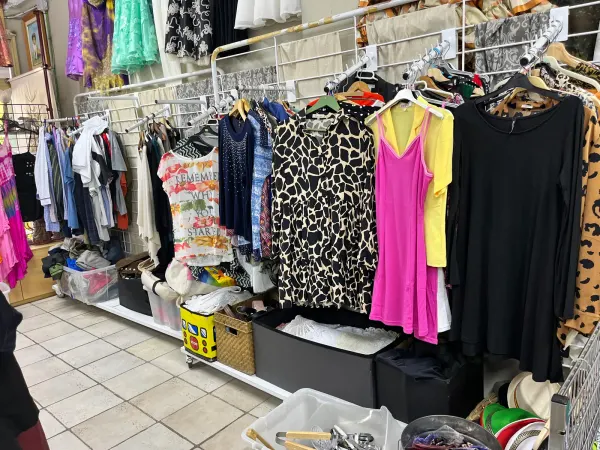 ROPA EN OFERTA TIENDA SOLIDARIA