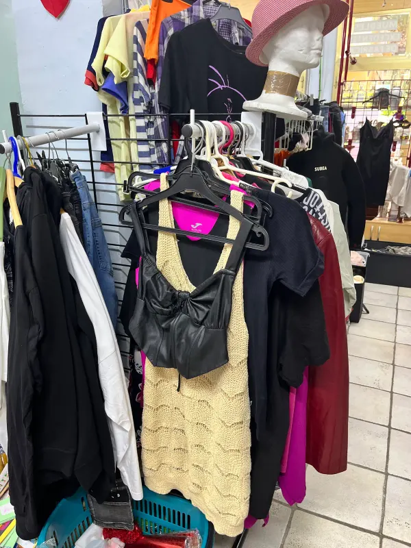 ROPA EN OFERTA TIENDA SOLIDARIA
