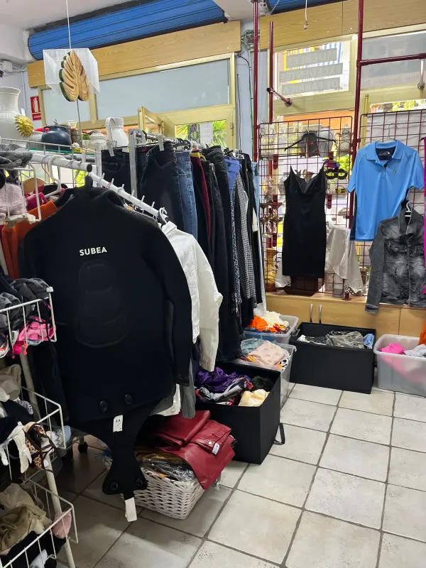 ROPA EN OFERTA TIENDA SOLIDARIA