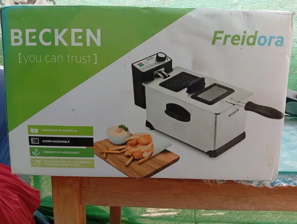 Freidora eléctrica nueva.