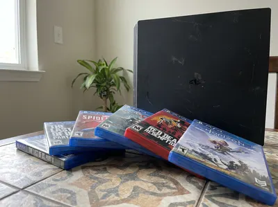 Playstation 4 Pro (1TB) + 5 Juegos