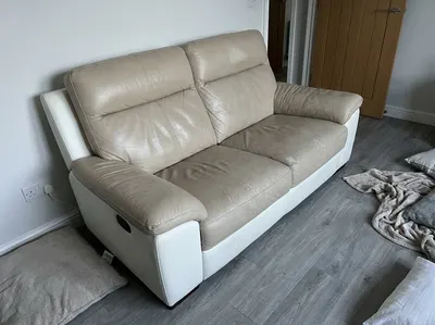 Sofá beige y blanco
