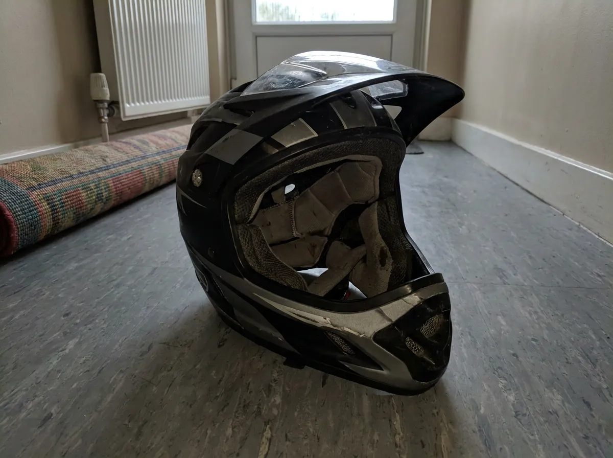 Casco de bicicleta MTB adulto en buen estado.