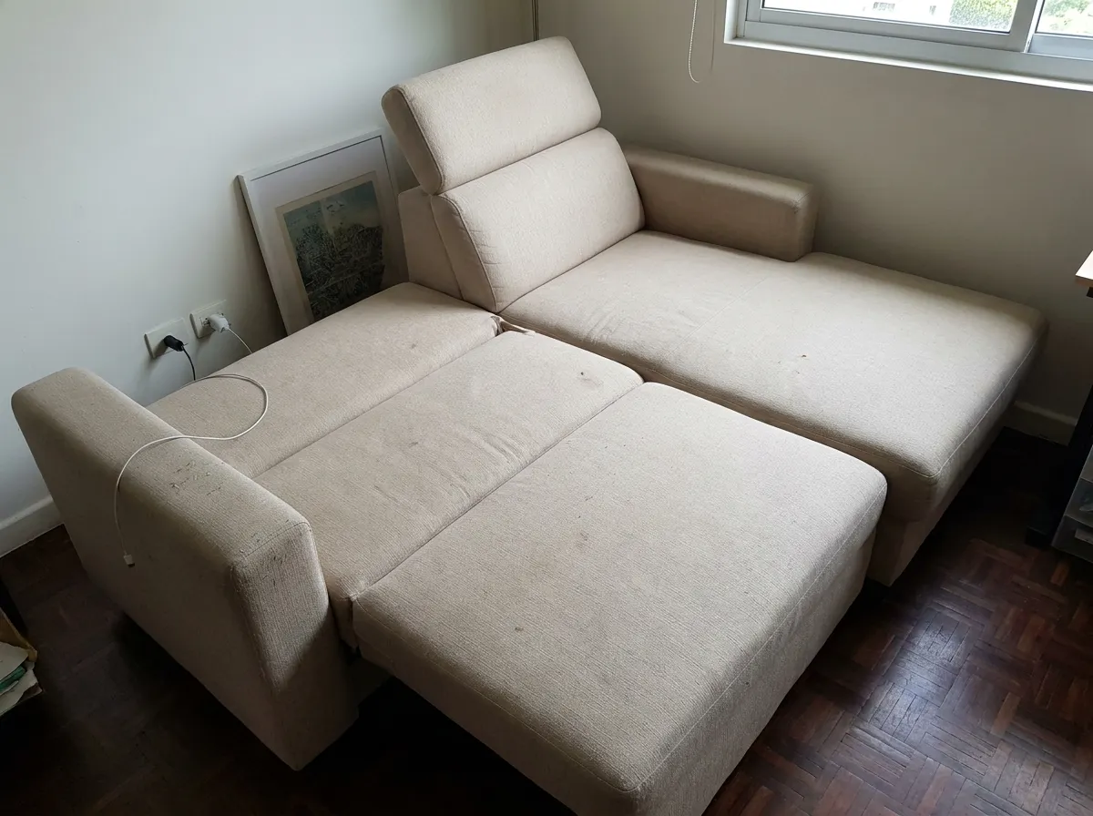 Sofá chaise longue beige tela.