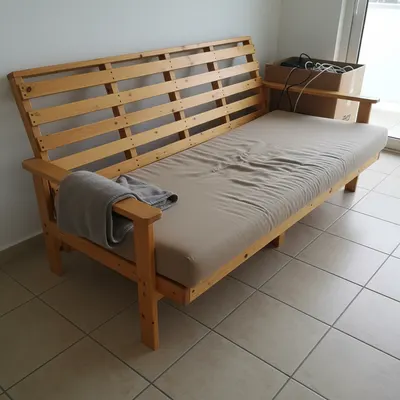 Futón de madera. Sofá cama