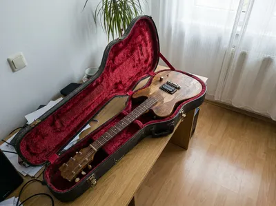Mini Guitarra Eléctrica con Funda Roja