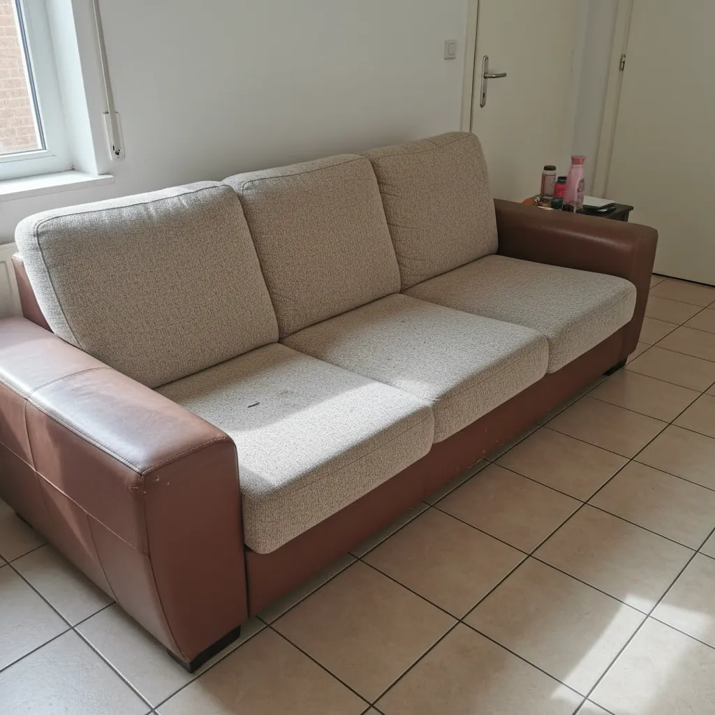 Sofá chaise longue beige y marrón