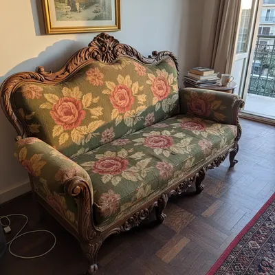 Sofá antiguo de madera y tapicería floral