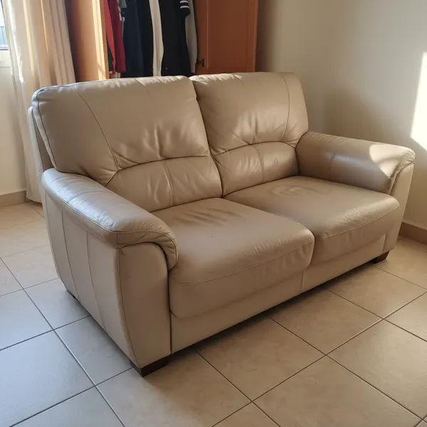 Sofá de piel beige