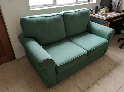 Sofá acolchado de tela verde 2 plazas