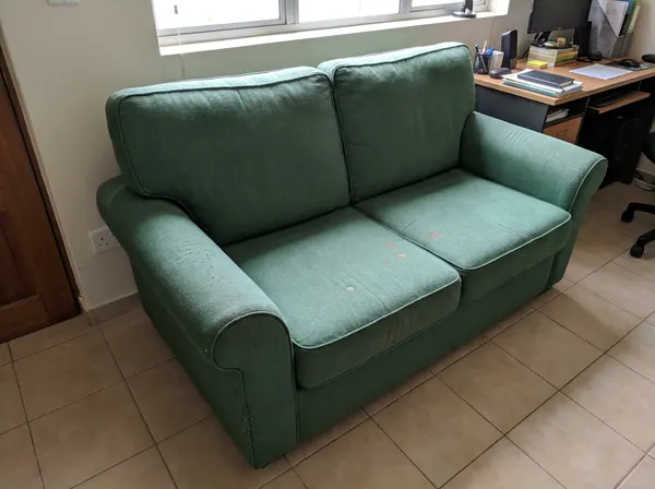Sofá acolchado de tela verde 2 plazas