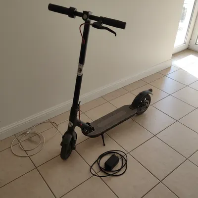 Patinete Eléctrico con su cargador original